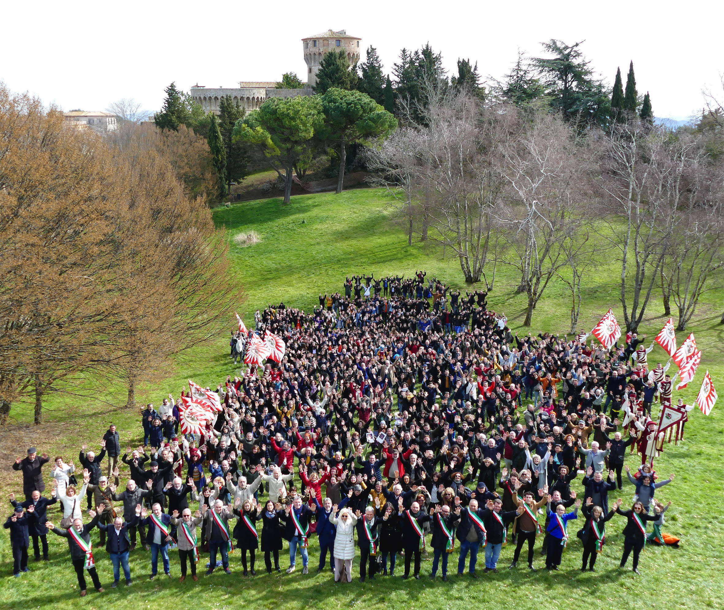 NEWS / Volterra 2021: mille persone per festeggiare la candidatura! Braccia levate per la foto-simbolo del dossier che sarà consegnato al MiBACT il 13 marzo.