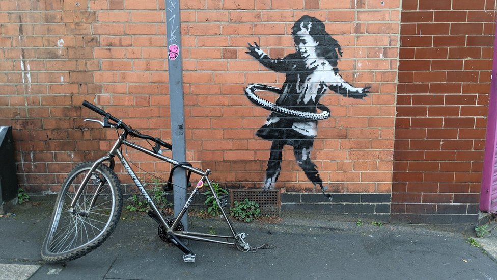 NEWS / Regno Unito, la bimba dell’hula hoop è di Banksy.