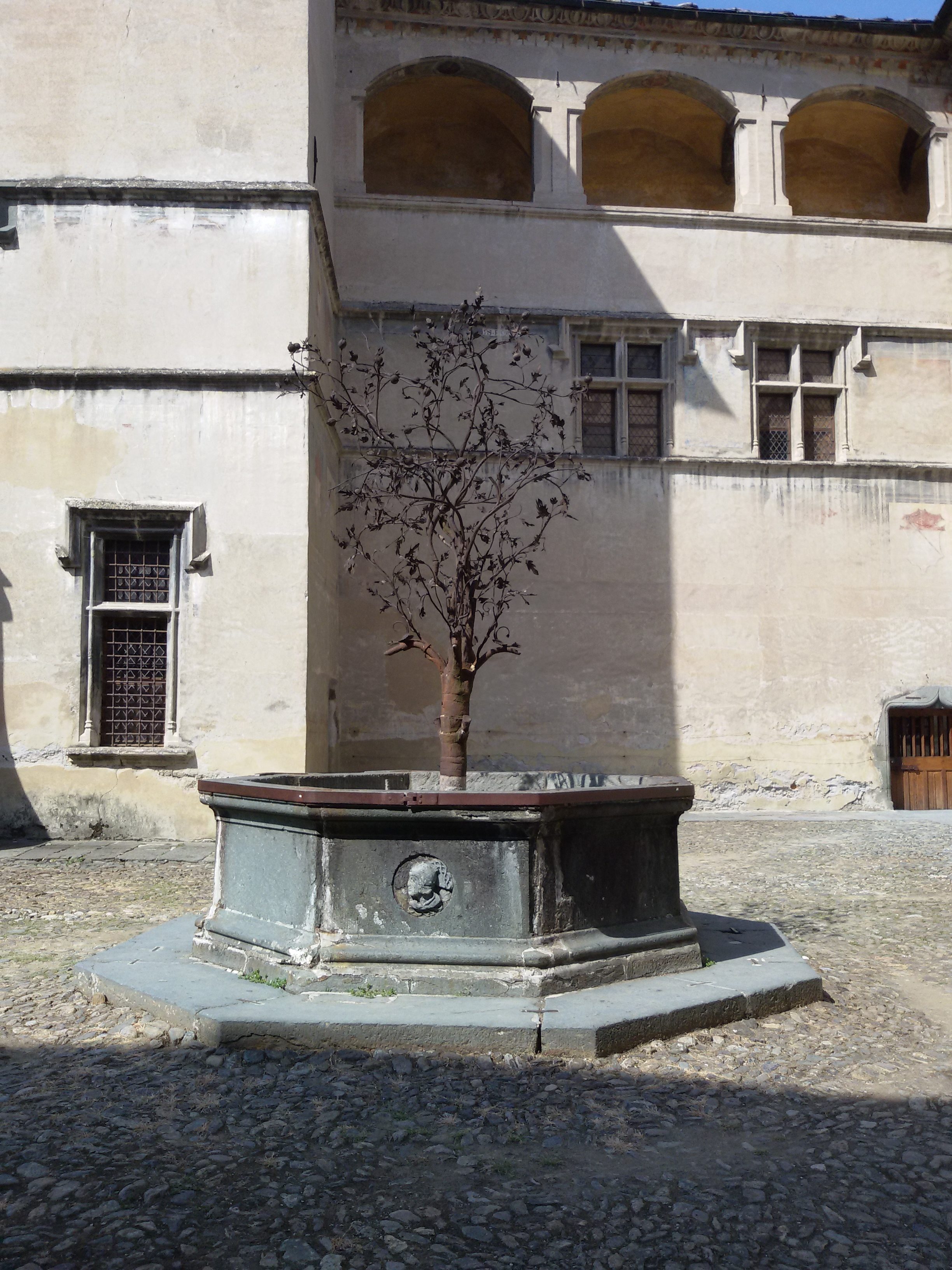 Castello di Issogne & la Fontana del Melograno.