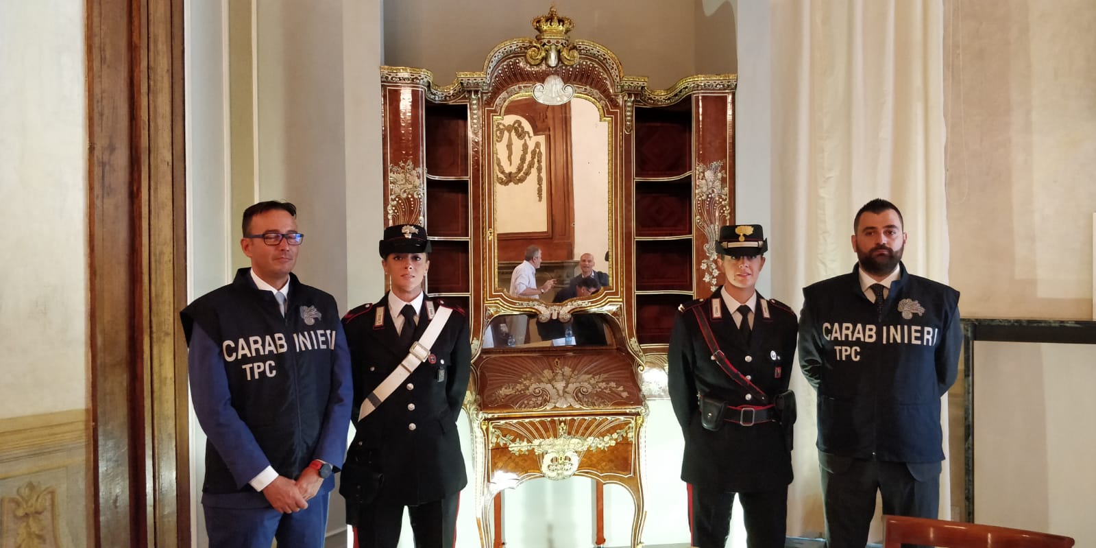 Torino – I Carabinieri riportano un Piffetti da 2 milioni di euro a Palazzo Chiablese.