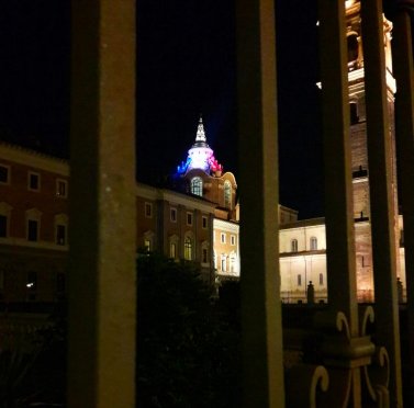 La Cupola di Guarini si illumina con il tricolore francese per Notre – Dame