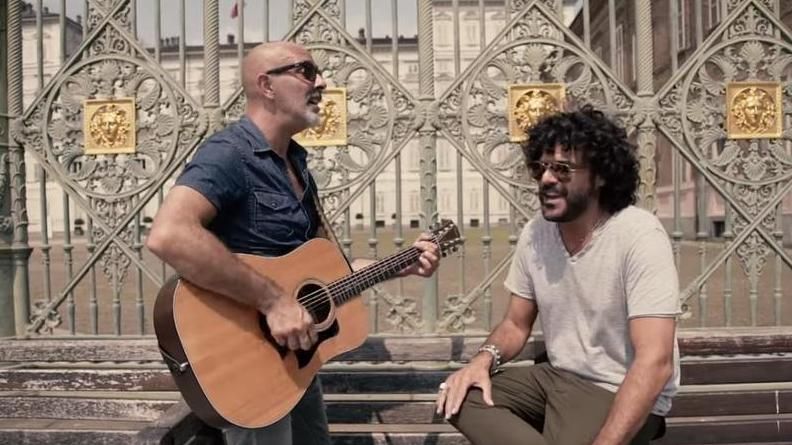 Video – Francesco Renga canta live davanti ai Musei Reali tra lo stupore dei passanti.