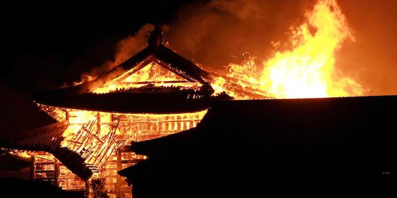 Breaking news –  Un incendio distrugge il Castello di Okinawa: era patrimonio Unesco.
