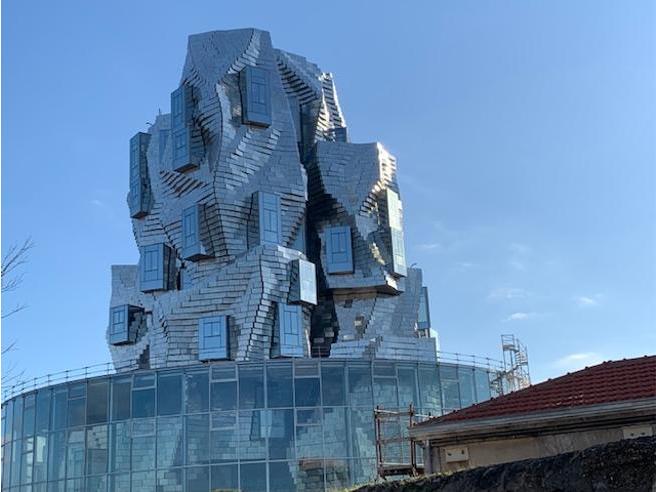 NEWS – La torre che parla con il cielo realizzata da Frank Gehry è uno spettacolo!