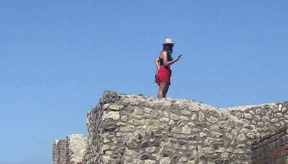 NEWS – Pompei.  Per un selfie giusto e originale oggi si è disposti a tutto